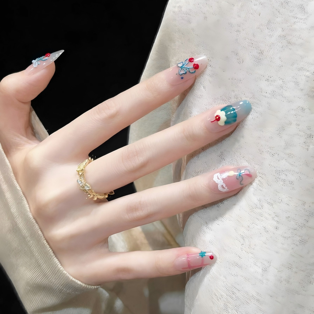 ملصقات أظافر لامعة بتصميم الكر - مراجعة Nail Art Red Cherry وسعره